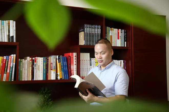 新華教育集團常務(wù)副總裁許紹兵接受新浪網(wǎng)專訪