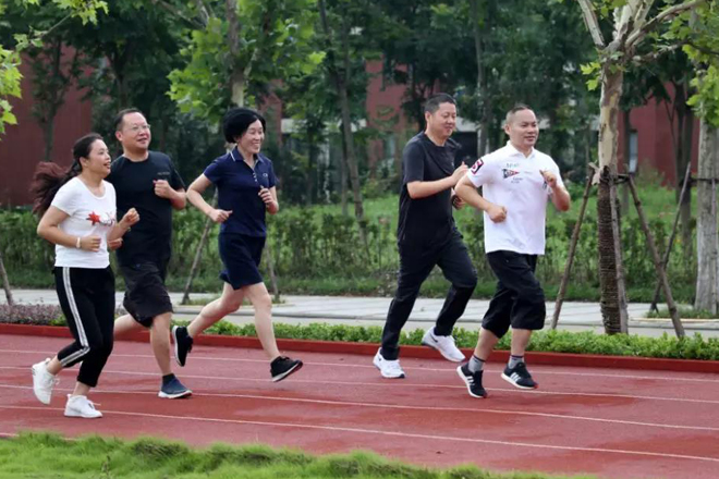 新華教育集團常務(wù)副總裁許紹兵接受新浪網(wǎng)專訪