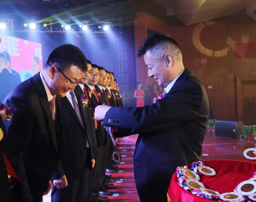 新華教育集團(tuán)新華互聯(lián)網(wǎng)科技30周年慶典華麗綻放