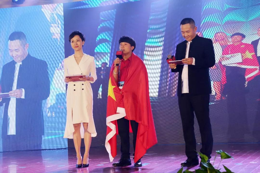 新華教育集團(tuán)新華互聯(lián)網(wǎng)科技30周年慶典華麗綻放