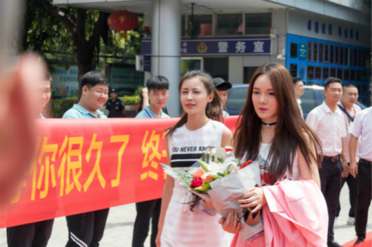 《我們的十八歲》粉絲見(jiàn)面會(huì)引爆全場(chǎng)校長(zhǎng)張馳空降四川新華