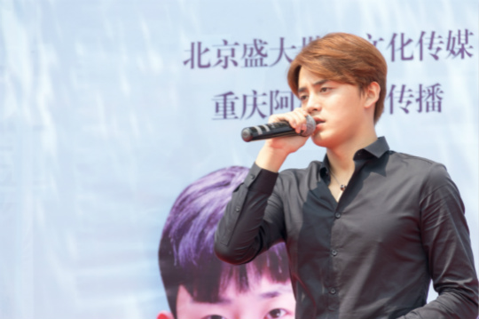 《我們的十八歲》粉絲見(jiàn)面會(huì)引爆全場(chǎng)校長(zhǎng)張馳空降四川新華