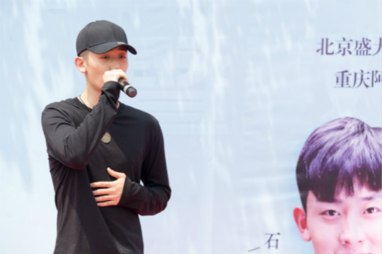 《我們的十八歲》粉絲見(jiàn)面會(huì)引爆全場(chǎng)校長(zhǎng)張馳空降四川新華