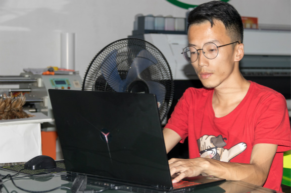 不安現(xiàn)狀，社會闖蕩十年，選擇新華重新出發(fā)