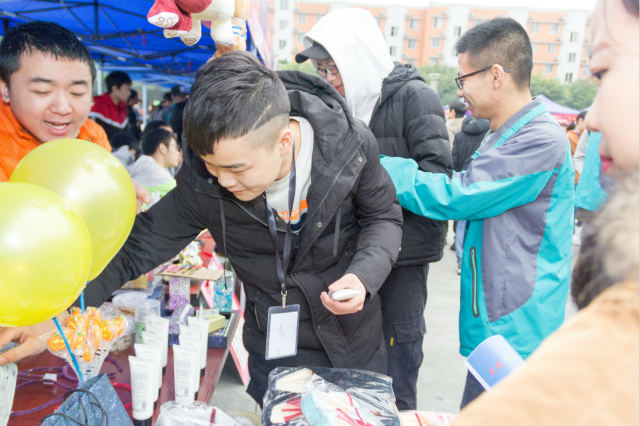 越專業(yè)越出色|四川新華電腦學(xué)院雙十一校內(nèi)展賣會活力全開