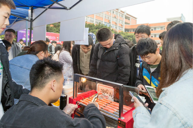 越專業(yè)越出色|四川新華電腦學(xué)院雙十一校內(nèi)展賣會活力全開