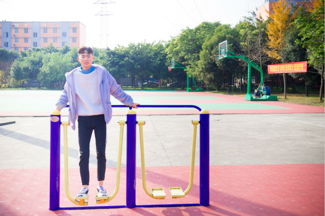 一見(jiàn)鐘情的電競(jìng)見(jiàn)之不忘，思之如狂