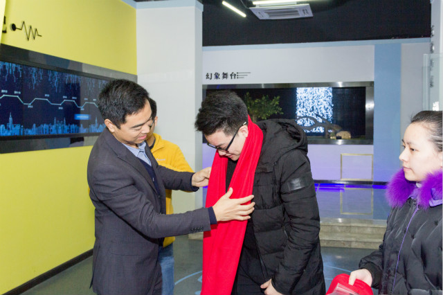 四川新華走進企業(yè) 畢業(yè)生暖心慰問回訪