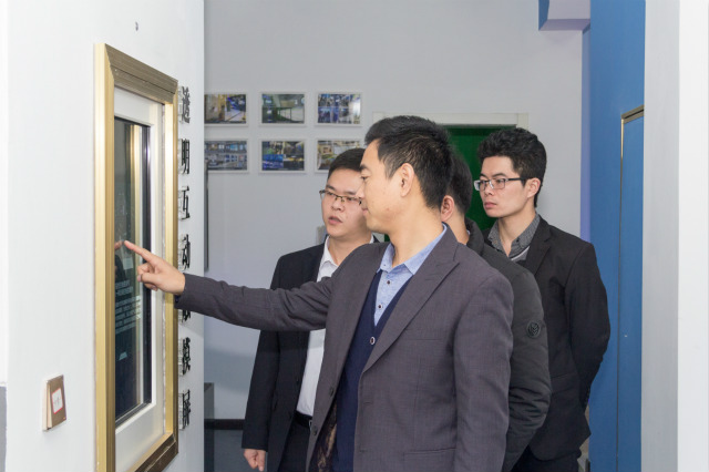 四川新華走進企業(yè) 畢業(yè)生暖心慰問回訪