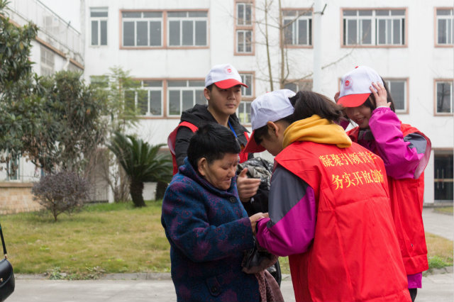 嚴冬送暖，四川新華電腦學院敬老院暖冬進行時