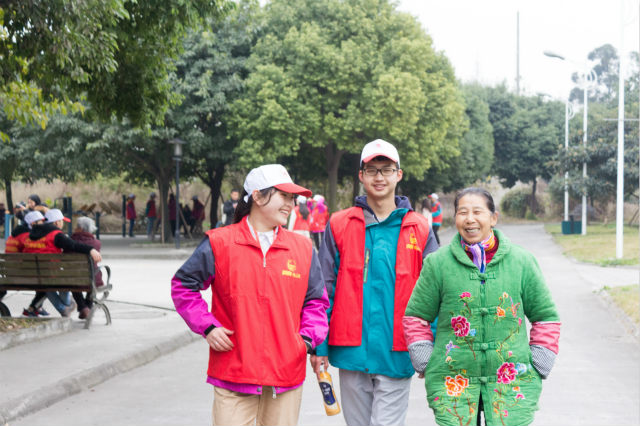 嚴冬送暖，四川新華電腦學院敬老院暖冬進行時