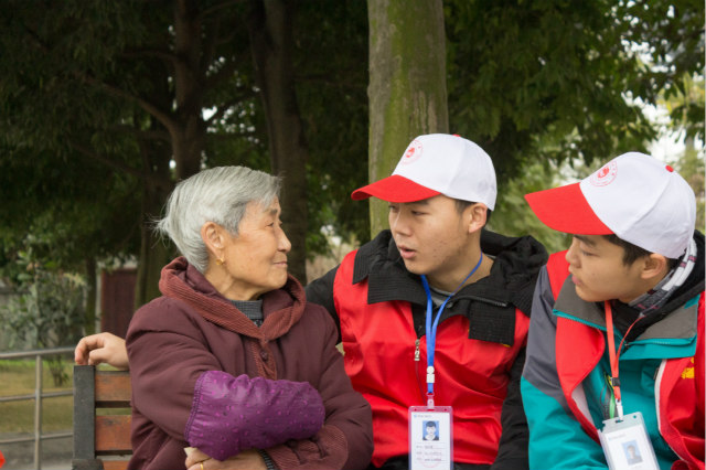 嚴冬送暖，四川新華電腦學院敬老院暖冬進行時