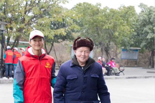 嚴冬送暖，四川新華電腦學院敬老院暖冬進行時