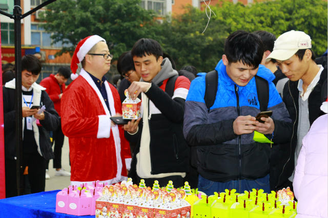 四川新華圣誕狂歡活動，600斤蘋果大派送