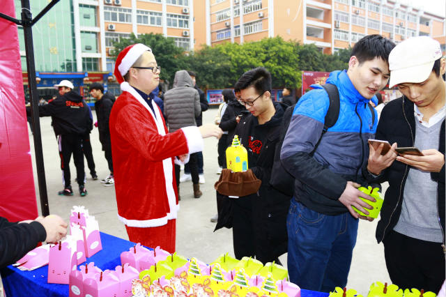 四川新華圣誕狂歡活動，600斤蘋果大派送