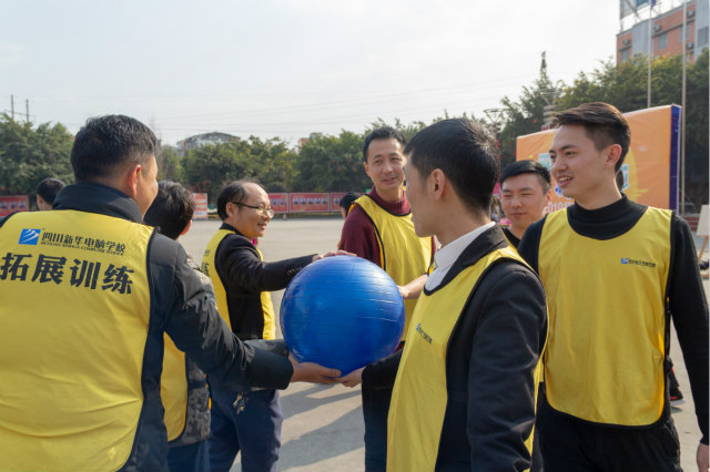 歡天喜地迎新年，四川新華師生歡樂鬧新春