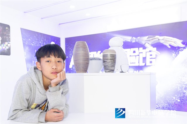 看臉時(shí)代的零零后，如何擺脫枷鎖、負(fù)重前行