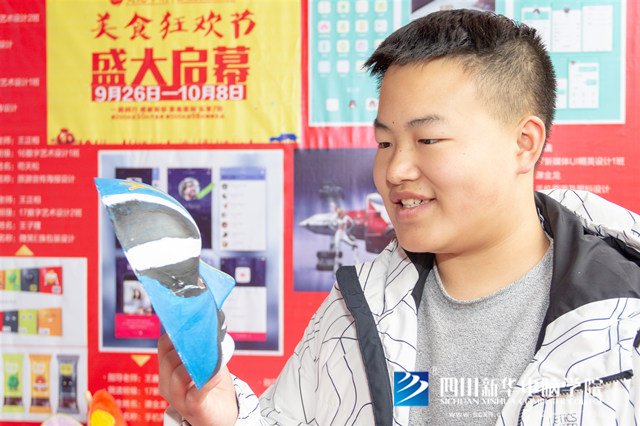 看臉時(shí)代的零零后，如何擺脫枷鎖、負(fù)重前行