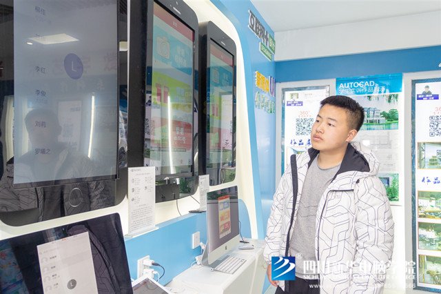 看臉時(shí)代的零零后，如何擺脫枷鎖、負(fù)重前行