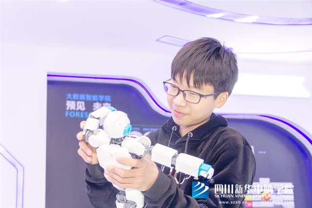 看臉時(shí)代的零零后，如何擺脫枷鎖、負(fù)重前行