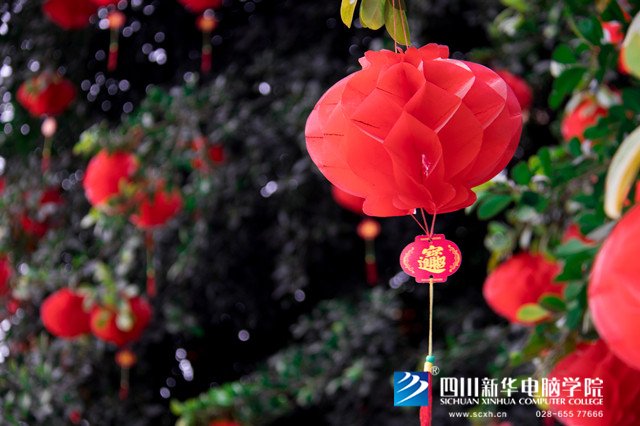 看臉時(shí)代的零零后，如何擺脫枷鎖、負(fù)重前行