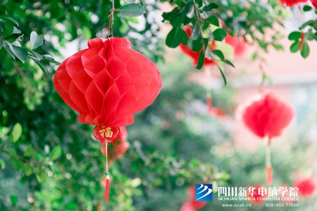 看臉時(shí)代的零零后，如何擺脫枷鎖、負(fù)重前行