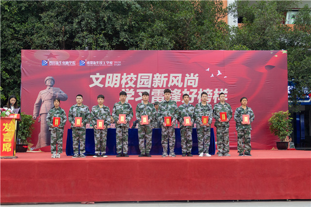 赴一場(chǎng)青春與迷彩的美麗邂逅！四川新華軍訓(xùn)匯演