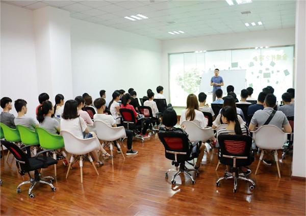 技能+學(xué)歷！職校生為何在就業(yè)市場(chǎng)越來(lái)越受歡迎