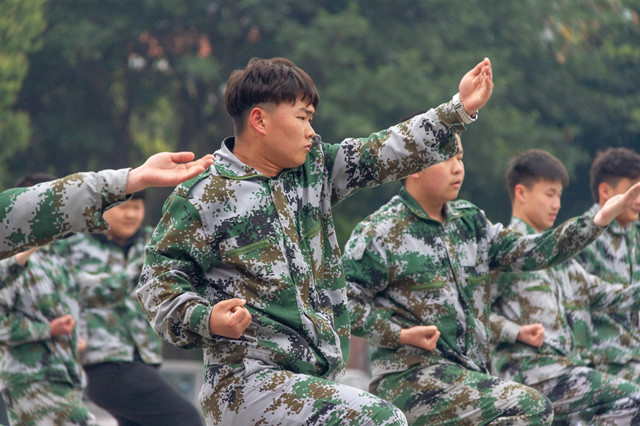 追夢新華人|因?yàn)閴粝搿す饷⑷f丈！
