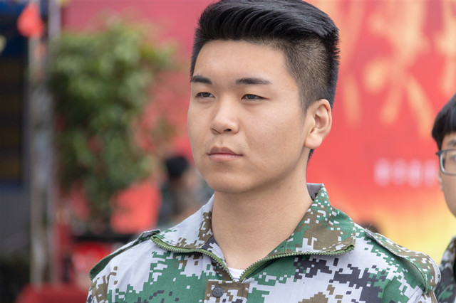 追夢新華人|因?yàn)閴粝搿す饷⑷f丈！