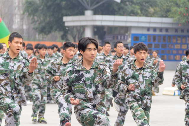 追夢新華人|因?yàn)閴粝搿す饷⑷f丈！