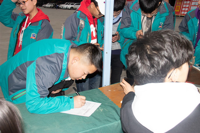 我想高薪就業(yè)，零基礎(chǔ)的初中生現(xiàn)在學(xué)還晚不晚？