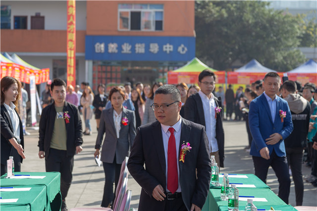 四川新華春季大型人才雙選會(huì)圓滿舉行