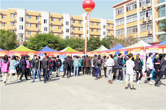 直擊雙選會現(xiàn)場：新華學(xué)子厚積薄發(fā)，滿意就業(yè)