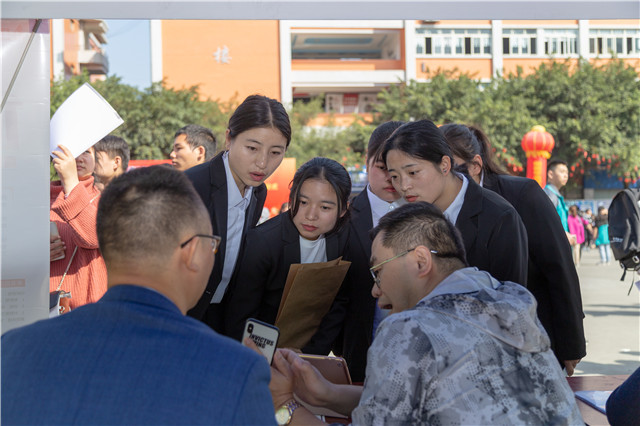 直擊雙選會現(xiàn)場：新華學(xué)子厚積薄發(fā)，滿意就業(yè)