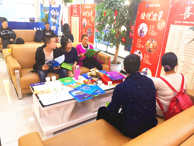 春風(fēng)十里，不如踏青來新華報(bào)名的你！