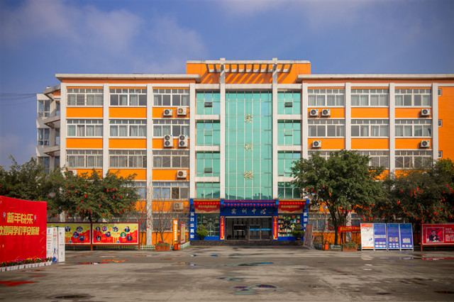 春風(fēng)十里，不如踏青來新華報(bào)名的你！