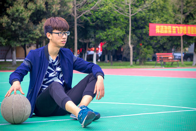 打工太辛苦，選擇新華學(xué)技能，命運(yùn)能否改變？