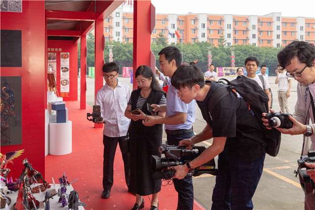 “匠心實(shí)力·質(zhì)敬品牌”百家媒體新華行帶你看點(diǎn)不一樣的！