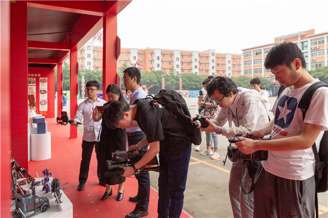 “匠心實(shí)力·質(zhì)敬品牌”百家媒體新華行帶你看點(diǎn)不一樣的！