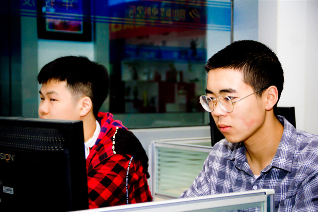 走出陰霾，相信不遠(yuǎn)處就有勝利的曙光