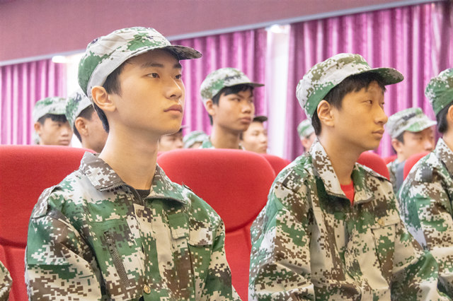 做新華軍訓(xùn)場(chǎng)上最靚的仔