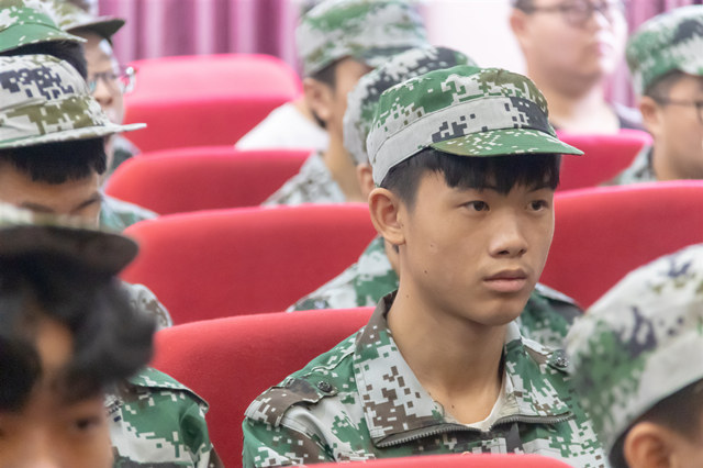 做新華軍訓(xùn)場(chǎng)上最靚的仔