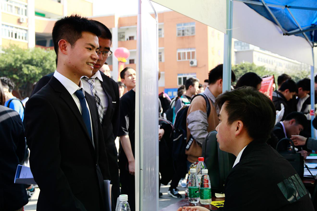 【媒體關(guān)注】新華電腦學(xué)校就業(yè)怎么樣，新華校企定制班 助你就業(yè)無憂