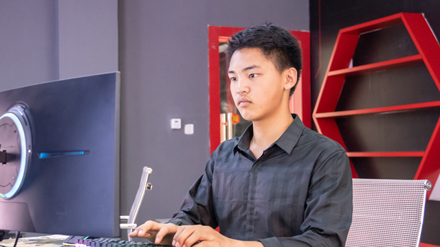 向陽(yáng)而生，茁壯成長(zhǎng)