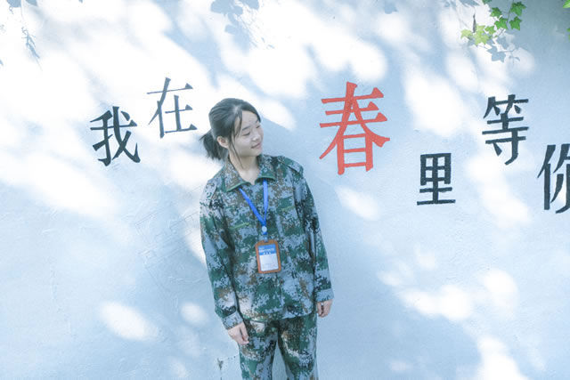 【讓蝴蝶飛過滄?！坑鲆娦氯A，遇見十里桃花