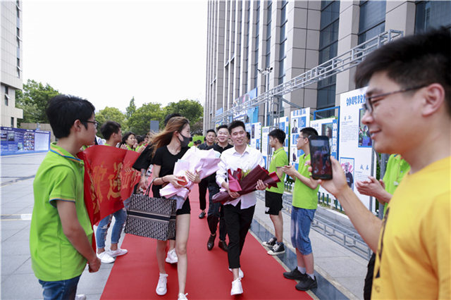 【讓蝴蝶飛過滄?！坎┞動谛氯A，耀眼于藍天