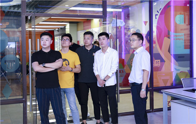 【讓蝴蝶飛過滄?！坎┞動谛氯A，耀眼于藍天