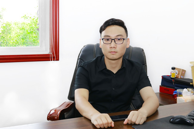 畢業(yè)五年身家千萬，難忘母校情誼