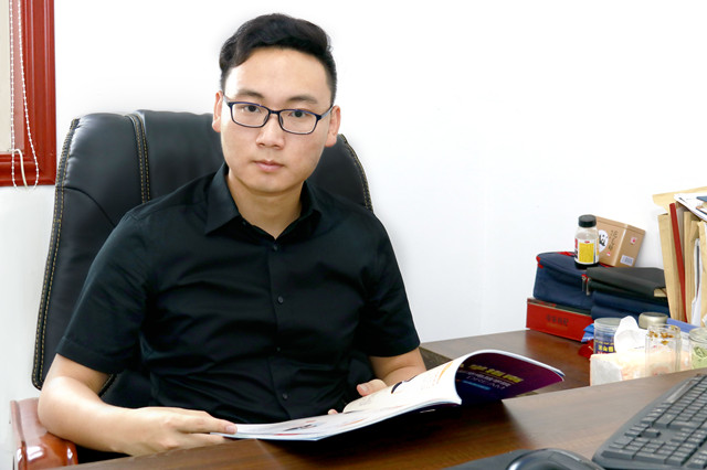 畢業(yè)五年身家千萬，難忘母校情誼